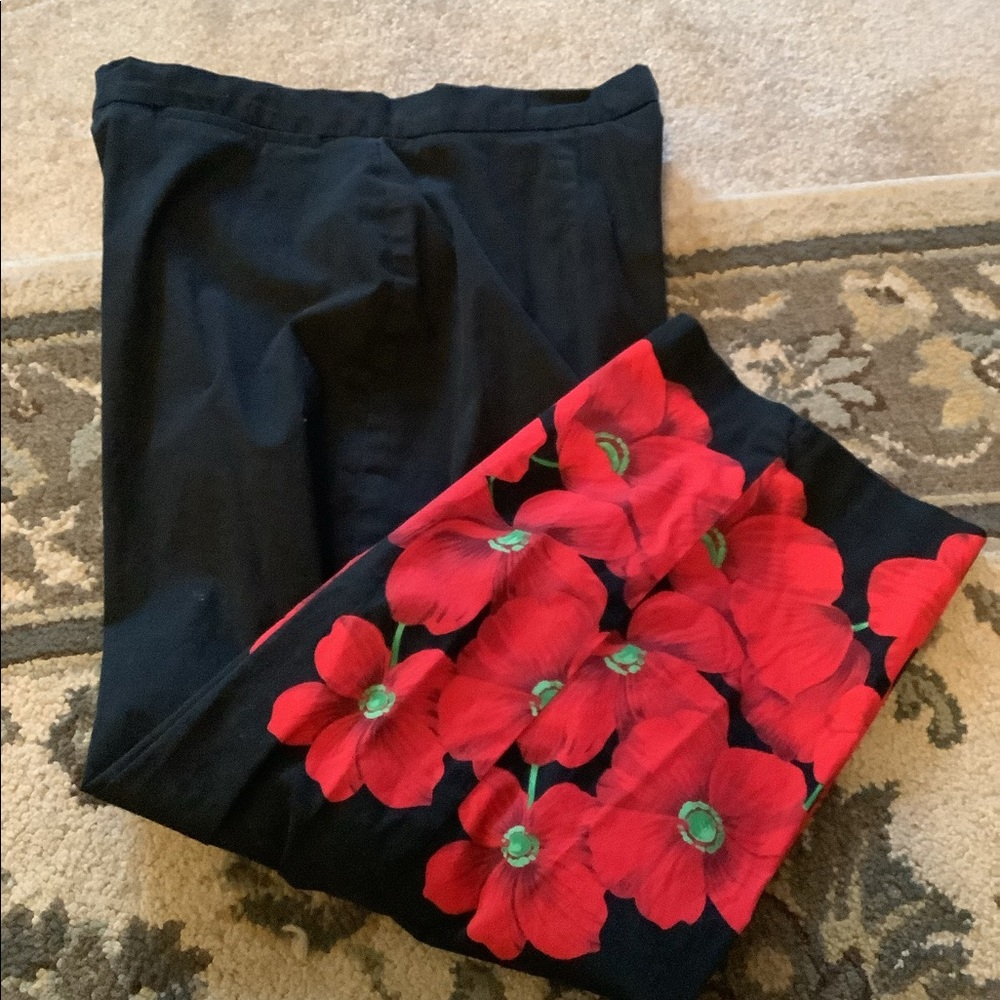 Jones of NY capris black red flowers size (6) stretchy. Zipper front nic…